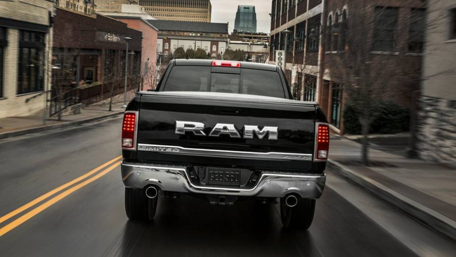 Inscri&ccedil;&atilde;o "Ram" surge em letras garrafais na ca&ccedil;amba | <a href="https://beta-develop.quatrorodas.abril.com.br/noticias/fabricantes/ram-divulga-picape-laramie-limited-edition-835720.shtml" rel="migration">Leia mais</a>