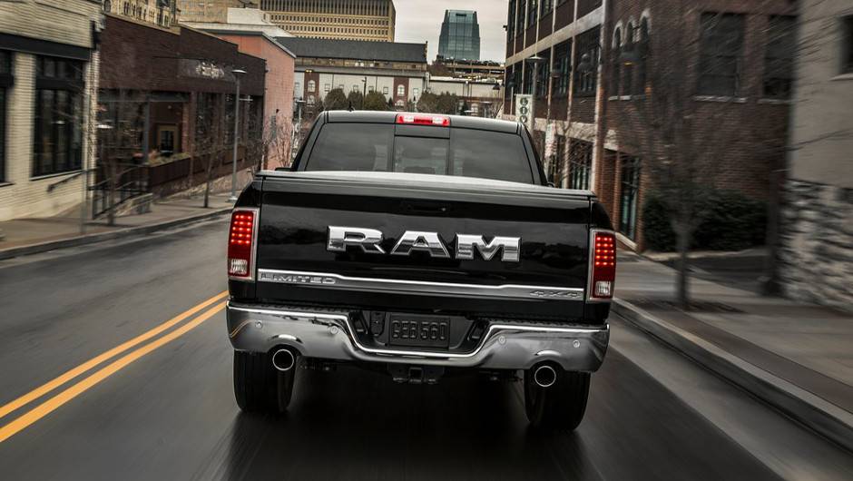 Inscrição "Ram" surge em letras garrafais na caçamba | <a href="https://beta-develop.quatrorodas.abril.com.br/noticias/fabricantes/ram-divulga-picape-laramie-limited-edition-835720.shtml" rel="migration">Leia mais</a> Inscrição "Ram" surge em letras garrafais na caçamba | <a href="https://beta-develop.quatrorodas.abril.com.br/noticias/fabricantes/ram-divulga-picape-laramie-limited-edition-835720.shtml" rel="migration">Leia mais</a>