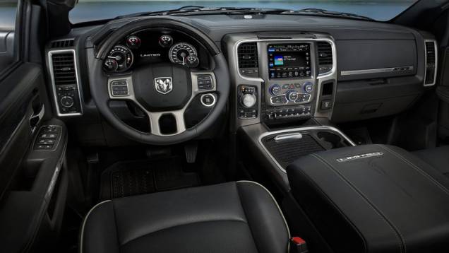 Interior conta com bancos em couro na cor preta. Cromado também marca presença no console, revestido na cor grafite | <a href="https://beta-develop.quatrorodas.abril.com.br/noticias/fabricantes/ram-divulga-picape-laramie-limited-edition-835720.shtml" rel="migration">Leia mais</a> Interior conta com bancos em couro na cor preta. Cromado também marca presença no console, revestido na cor grafite | <a href="https://beta-develop.quatrorodas.abril.com.br/noticias/fabricantes/ram-divulga-picape-laramie-limited-edition-835720.shtml" rel="migration">Leia mais</a>