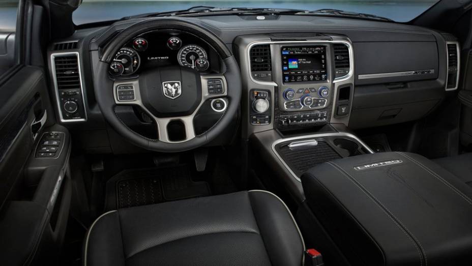 Interior conta com bancos em couro na cor preta. Cromado tamb&eacute;m marca presen&ccedil;a no console, revestido na cor grafite | <a href="https://beta-develop.quatrorodas.abril.com.br/noticias/fabricantes/ram-divulga-picape-laramie-limited-edition-835720.shtml" rel="migration">Leia mais</a>