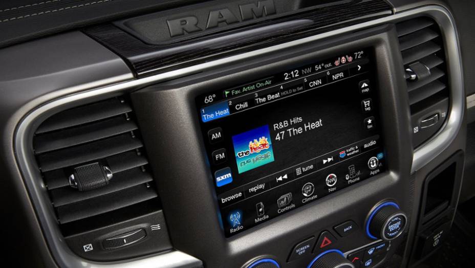 Picape tamb&eacute;m apresenta monitor touchscreen com sistema multim&iacute;dia | <a href="https://beta-develop.quatrorodas.abril.com.br/noticias/fabricantes/ram-divulga-picape-laramie-limited-edition-835720.shtml" rel="migration">Leia mais</a>