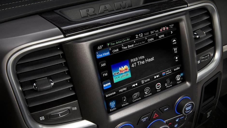 Picape tamb&eacute;m apresenta monitor touchscreen com sistema multim&iacute;dia | <a href="https://beta-develop.quatrorodas.abril.com.br/noticias/fabricantes/ram-divulga-picape-laramie-limited-edition-835720.shtml" rel="migration">Leia mais</a>