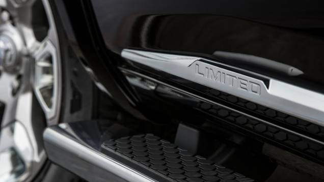 Soleiras cromadas reforçam o caráter da edição exclusiva | <a href="https://beta-develop.quatrorodas.abril.com.br/noticias/fabricantes/ram-divulga-picape-laramie-limited-edition-835720.shtml" rel="migration">Leia mais</a> Soleiras cromadas reforçam o caráter da edição exclusiva | <a href="https://beta-develop.quatrorodas.abril.com.br/noticias/fabricantes/ram-divulga-picape-laramie-limited-edition-835720.shtml" rel="migration">Leia mais</a>