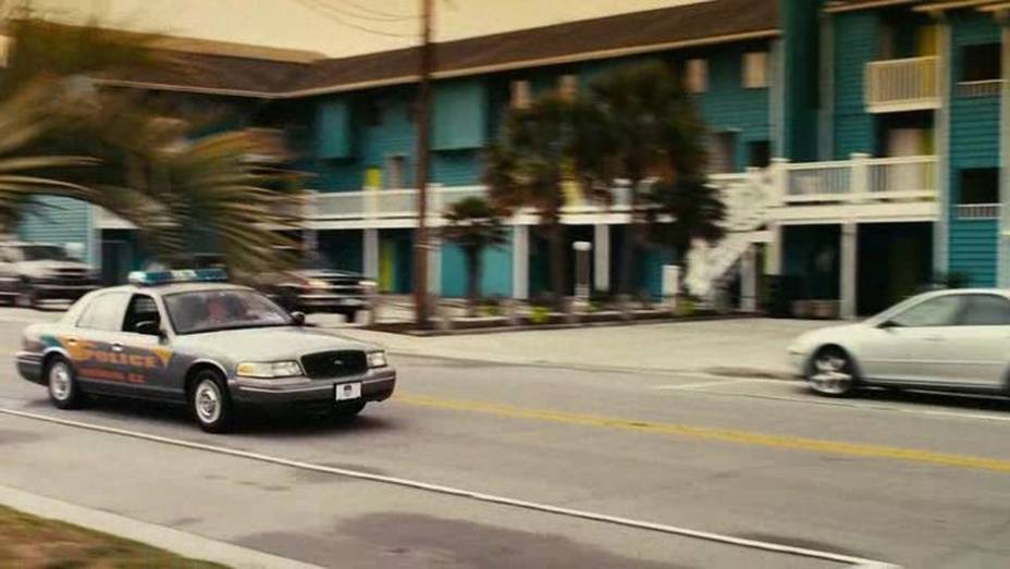 Piranha 3D &eacute; um daqueles filmes de terror que alguns amam e outros odeiam. Nele, o carro da pol&iacute;cia &eacute; o Ford Crown Victoria.