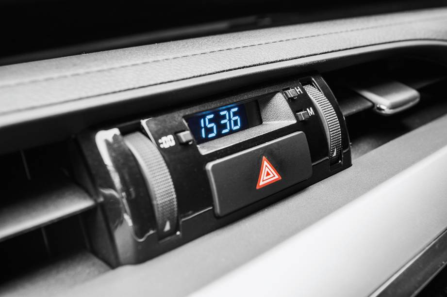 O relógio digital lembra o do velho Ford Del Rey O relógio digital lembra o do velho Ford Del Rey