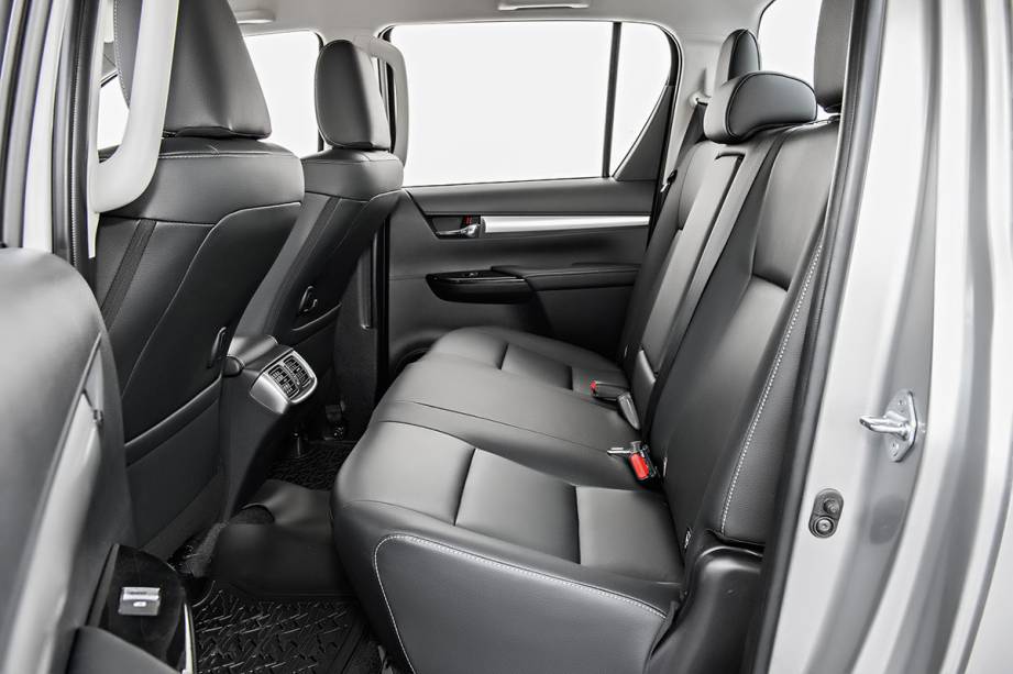 Espaço no banco de trás é bom para dois adultos Espaço no banco de trás é bom para dois adultos