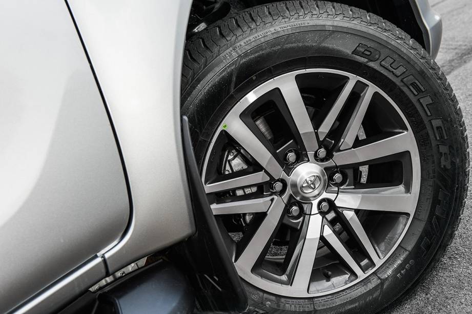 Rodas de liga aro 18 são exclusivas da versão SRX Rodas de liga aro 18 são exclusivas da versão SRX