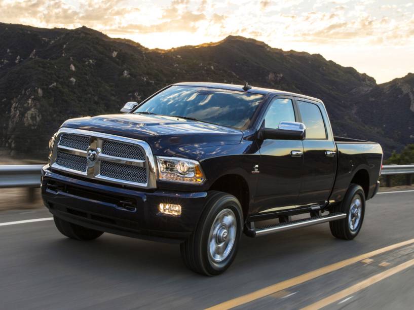 <strong>RAM 2500 Laramie</strong> &ndash; A picape <a href="https://beta-develop.quatrorodas.abril.com.br/materia/ram-2500-laramie-volta-ao-brasil-r-249-900-923360 " rel="voltou ao Brasil" target="_blank">voltou ao Brasil</a> ap&oacute;s algum tempo fora do nosso mercado. Na vers&atilde;o &uacute;nica Laramie 4x4 CrewCab, permite carregar at&eacute; 1 030 kg na ca&ccedil;amba e rebocar at&eacute; 7 750 kg.&nbsp;