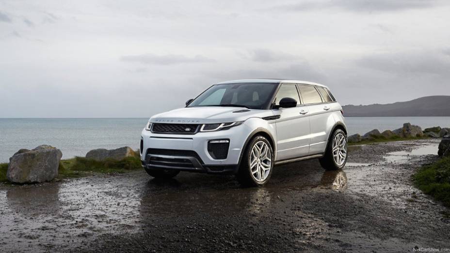 Repaginado, SUV ganhou retoques nos faróis e nas lanternas, que agora possuem luzes de LED | <a href="https://beta-develop.quatrorodas.abril.com.br/noticias/saloes/genebra-2015/evoque-reestilizado-estreia-genebra-839480.shtml" rel="migration">Leia mais</a>