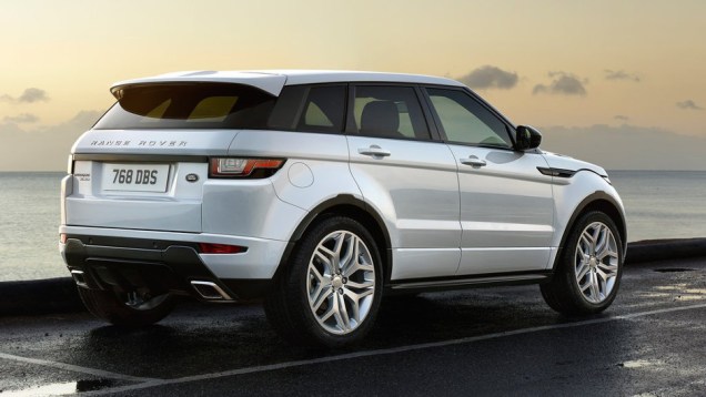 Modelo deve aderir tamb&eacute;m &agrave; nova fam&iacute;lia de motores Ingenium desenvolvida pelo grupo Jaguar Land Rover | <a href="https://beta-develop.quatrorodas.abril.com.br/noticias/saloes/genebra-2015/evoque-reestilizado-estreia-genebra-839480.shtml" rel="migration">Leia mais</a>