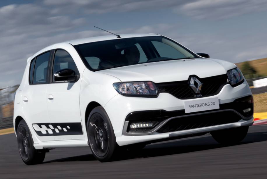 <strong>Renault Sandero R.S.</strong> – Produzido no Brasil, o Sandero R.S. é o primeiro R.S. produzido fora da França. Com motor 2.0 de 150 cv e câmbio manual de seis marchas, <a href="https://beta-develop.quatrorodas.abril.com.br/materia/impressoes-ao-dirigir-sandero-r-s-903040" rel="o hatch conquistou credenciais de um esportivo" target="_blank">o hatch tem credenciais de um </a>hot hatch.