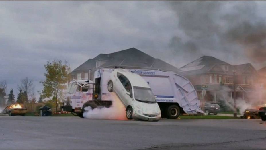 Essa &eacute; para os zumbis de plant&atilde;o: esse Toyota Prius foi pelos ares em Resident Evil: Retribution.