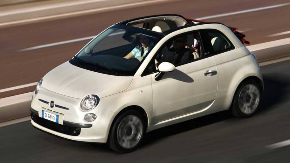 Fiat 500C: a versão sem teto do pequeno 500 será importada para cá com o motor 1.4 Multiair | <a href="https://beta-develop.quatrorodas.abril.com.br/salao-do-automovel/2012/carros/500-704044.shtml" target="_blank" rel="migration">Leia mais</a>