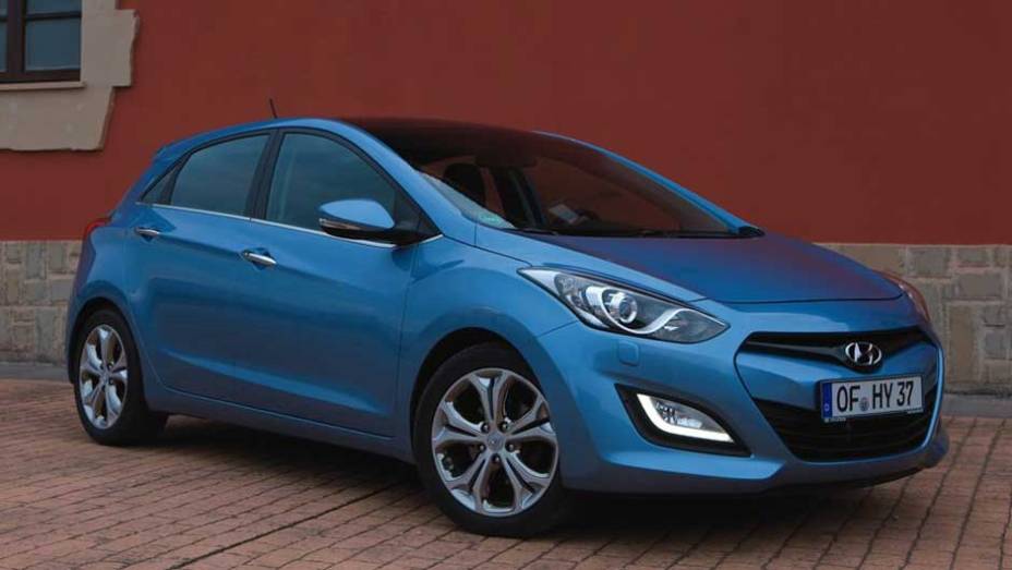 Hyundai i30: além do visual mais invocado, o i30 troca o motor 2.0 de 145 cv por um 1.6, provavelmente o de injeção multiponto com 128 cv | <a href="https://beta-develop.quatrorodas.abril.com.br/salao-do-automovel/2012/carros/i30-703958.shtml" target="_blank" rel="migration">Leia mais</a>