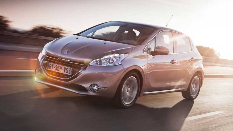 Peugeot 208: renovado, chega ao país com a missão de repetir o sucesso do 206 | <a href="https://beta-develop.quatrorodas.abril.com.br/salao-do-automovel/2012/carros/peugeot-208-703902.shtml" target="_blank" rel="migration">Leia mais</a>