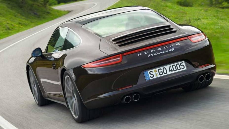 Porsche 911 Carrera 4S: equipado com um motor 3.8 boxer, ele tem 405 cv e vai de 0 a 100 km/h em 4,1 segundos | <a href="https://beta-develop.quatrorodas.abril.com.br/salao-do-automovel/2012/carros/911-carrera-4-4s-704309.shtml" target="_blank" rel="migration">Leia mais</a>