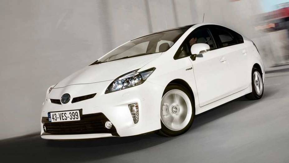 Toyota Prius: movido por um motor a gasolina com 98 cv e outro elétrico com 40 cv, ele transformou a marca em sinônimo de sustentabilidade | <a href="https://beta-develop.quatrorodas.abril.com.br/salao-do-automovel/2012/carros/prius-703953.shtml" target="_blank" rel="migration">Leia m</a>