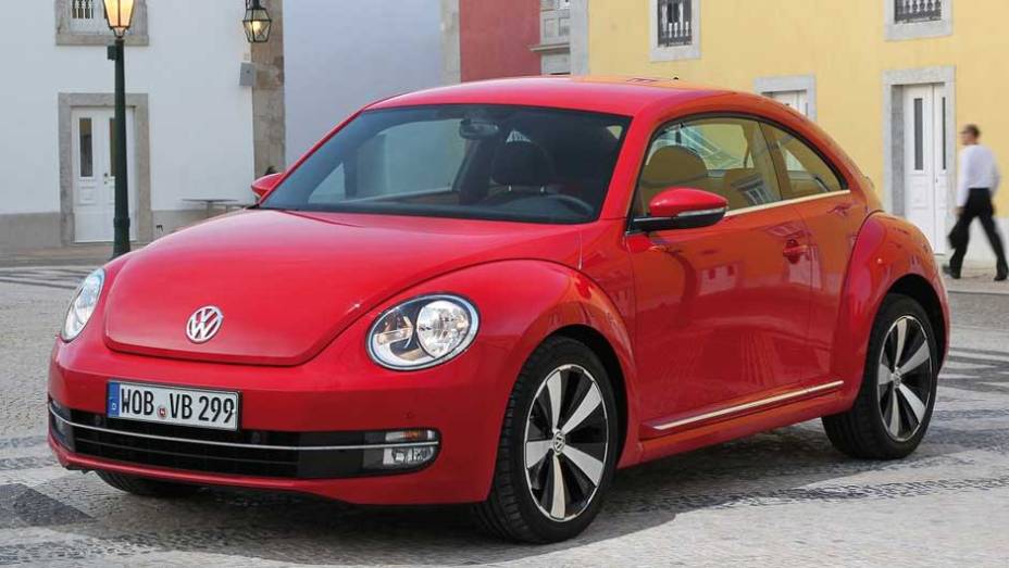 Volkswagen Fusca: chamado de Beetle nos Estados Unidos, o compacto virá para cá com o moderno motor 2.0 turbo de 200 cv | <a href="https://beta-develop.quatrorodas.abril.com.br/salao-do-automovel/2012/carros/fusca-703948.shtml" target="_blank" rel="migration">Leia mais</a>