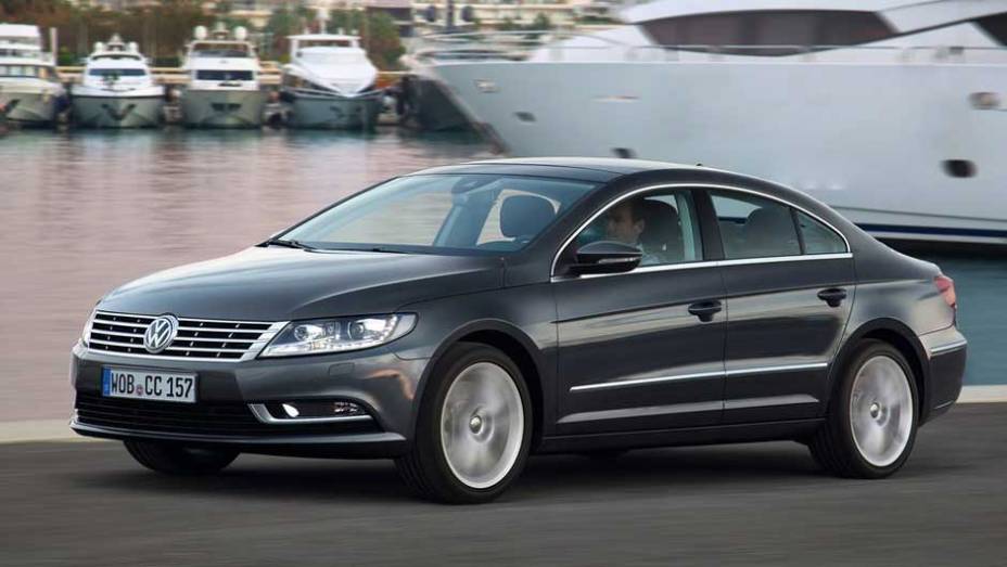 Volkswagen CC: lançado em 2008, passa por sua primeira reestilização para ficar com a cara do resto da família | <a href="https://beta-develop.quatrorodas.abril.com.br/salao-do-automovel/2012/carros/cc-703952.shtml" target="_blank" rel="migration">Leia mais</a>