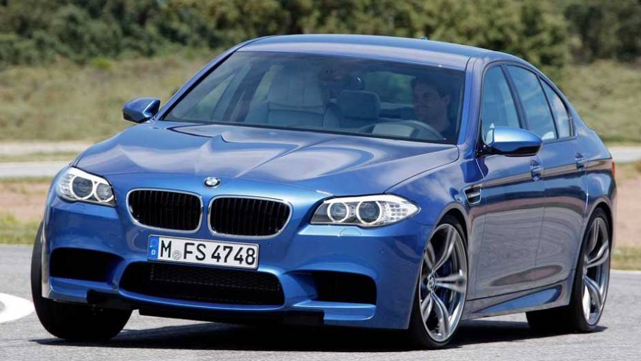 BMW M5: com motor 4.4 V8 biturbo, o sedã entrega 560 cv e acelera de 0 a 100 km/h em 4,2 segundos