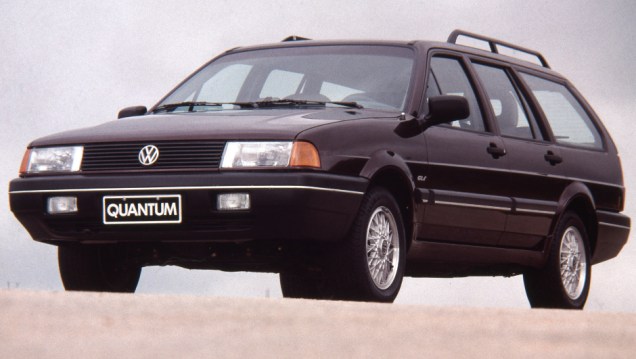 1992 - A nova Quantum, assim como o sed&atilde;, ganhou frente em cunha e c&acirc;mbio retrabalhado, mas manteve as mesmas portas. A dire&ccedil;&atilde;o hidr&aacute;ulica era de s&eacute;rie, o ar condicionado opcional