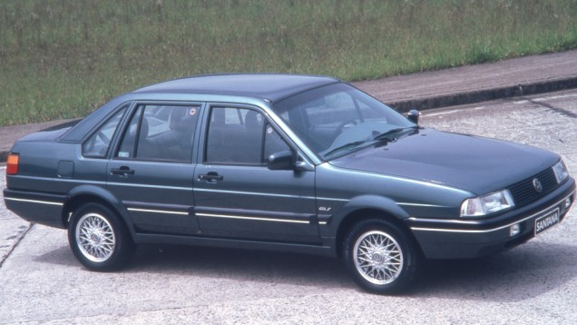1993 - O Santana evoluiu para enfrentar o novo Chevrolet Omega. A parte inferior dos parachoques e os retrovisores passaram a vir pintados na cor do carro nas vers&otilde;es superiores