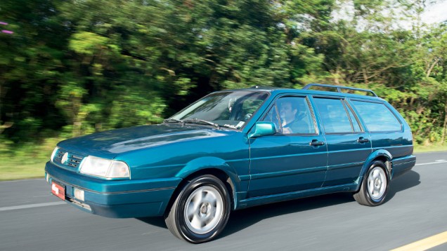 1997 - Tamb&eacute;m era destaque a dire&ccedil;&atilde;o hidr&aacute;ulica progressiva, equipamento de s&eacute;rie para todas as vers&otilde;es. Outro novo item comum a todos os Santana eram as lanternas fum&ecirc;