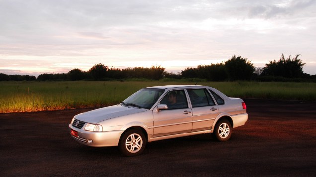 1999 - Desde 1995 o Passat alem&atilde;o, sucessor do Santana, era importado como o sed&atilde; de luxo da marca. Apostando no custoXbenef&iacute;cio, a VW atualizou o Santana pela &uacute;ltima vez