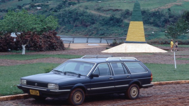 1985 - Segunda perua nacional de cinco portas, atr&aacute;s da Simca Jangada, surge a Quantum, com capacidade de at&eacute; 795 litros para bagagem e tampa interna de porta-malas sanfonada