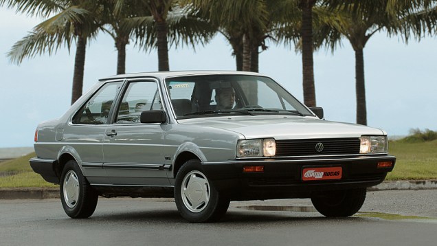 1987 - Os parachoques passaram a ser envolventes desde a base. A vers&atilde;o GLS tinha piscas no parachoque e far&oacute;is de neblina junto &agrave; grade. O motor rendia 96 cv