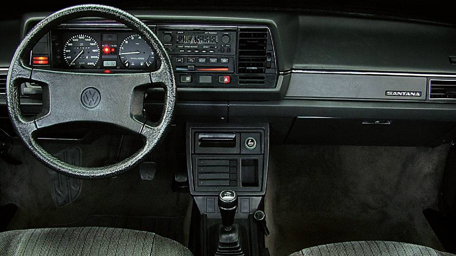 1988 - O painel foi mantido, com novo volante. Ar condicionado, dire&ccedil;&atilde;o hidr&aacute;ulica e c&acirc;mbio autom&aacute;tico implicavam num acr&eacute;scimo de 15% no valor do carro na vers&atilde;o GLS