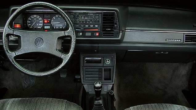 1988 - O painel foi mantido, com novo volante. Ar condicionado, dire&ccedil;&atilde;o hidr&aacute;ulica e c&acirc;mbio autom&aacute;tico implicavam num acr&eacute;scimo de 15% no valor do carro na vers&atilde;o GLS