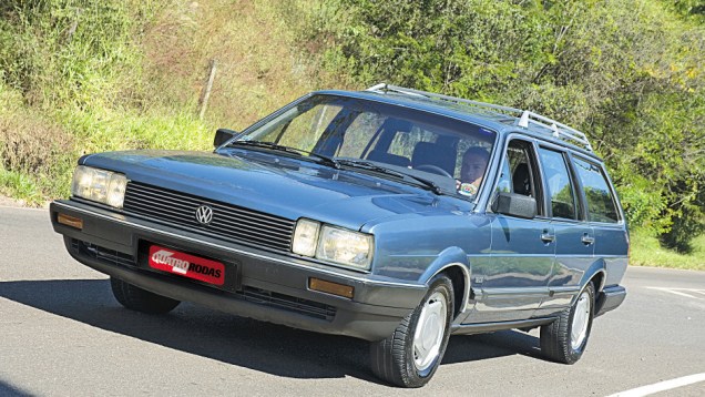 1988 - O motor 2000 de 110 cv chegou para enfrentar o Chevrolet Monza de cilindrada equivalente. De 158,5 km/h, a m&aacute;xima do Santana chegou a 167,2 km/h. A da Quantum 164,6 km/h