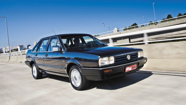 1990 - O Santana Executivo trouxe a inje&ccedil;&atilde;o eletr&ocirc;nica estreada pelo Gol GTi e 125 cv. Vinha equipado com aerof&oacute;lio, amortecedores pressurizados a g&aacute;s e bancos Recaro. S&oacute; 5000 foram feitos