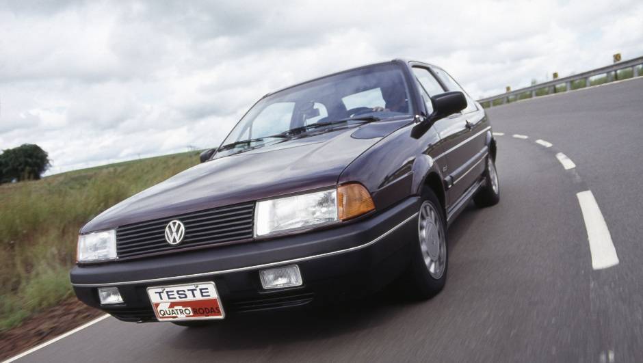 1991 - Chegava a segunda gera&ccedil;&atilde;o, redesenhada no Brasil. Inicialmente s&oacute; na vers&atilde;o duas portas, seu perfil ficou mais arredondado e o motor contava com inje&ccedil;&atilde;o eletr&ocirc;nica opcional