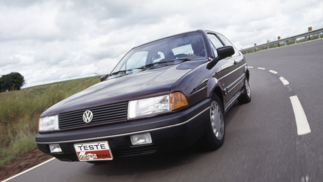 1991 - Chegava a segunda gera&ccedil;&atilde;o, redesenhada no Brasil. Inicialmente s&oacute; na vers&atilde;o duas portas, seu perfil ficou mais arredondado e o motor contava com inje&ccedil;&atilde;o eletr&ocirc;nica opcional