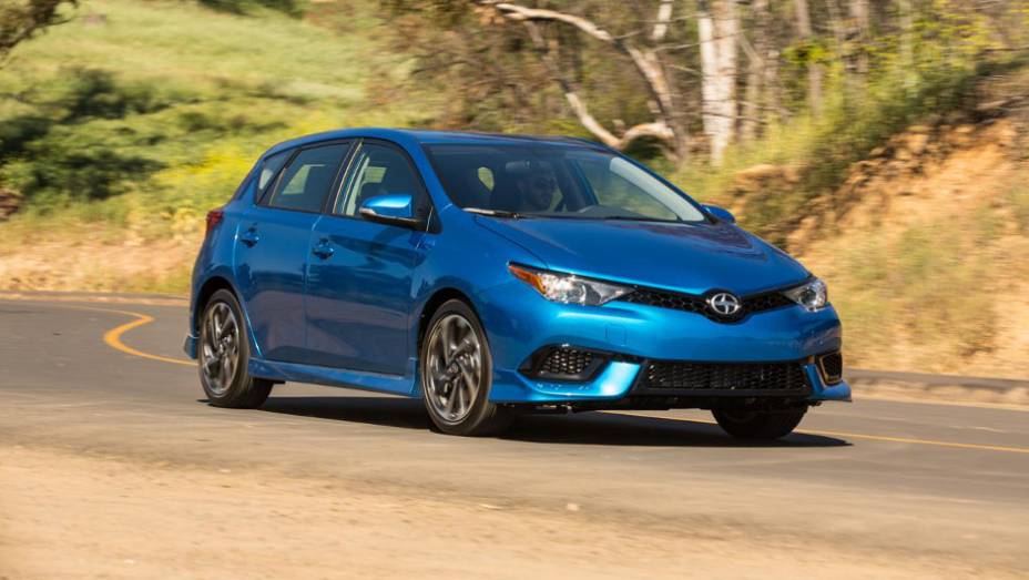 Versão rebatizada do Toyota Auris, hatch conta com motor 1.8 de quatro cilindros, com 137 cv | <a href="https://beta-develop.quatrorodas.abril.com.br/noticias/saloes/new-york-2015/scion-revela-im-versao-toyota-auris-eua-852403.shtml" rel="migration">Leia mais</a>