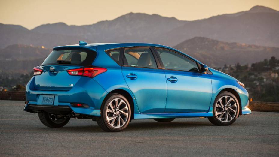 Transmissão é manual de seis velocidades ou CVTI de sete marchas como opcional | <a href="https://beta-develop.quatrorodas.abril.com.br/noticias/saloes/new-york-2015/scion-revela-im-versao-toyota-auris-eua-852403.shtml" rel="migration">Leia mais</a>