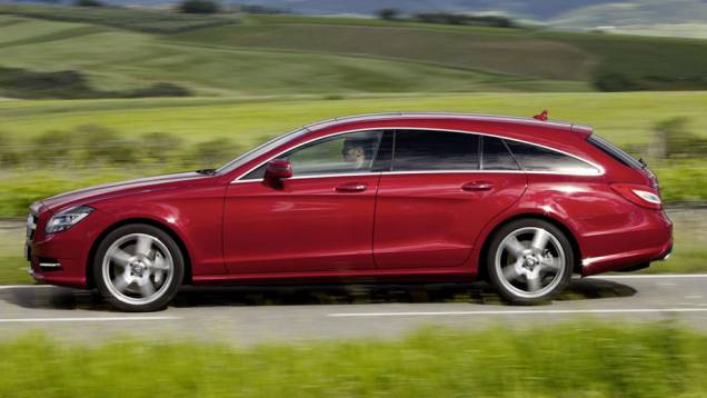 Olhando de perfil fica nítida a semelhança com o cupê | <a href="https://beta-develop.quatrorodas.abril.com.br/saloes/paris/2012/mercedes-benz-cls-shooting-brake-702440.shtml" rel="migration">Leia mais</a> Olhando de perfil fica nítida a semelhança com o cupê | <a href="https://beta-develop.quatrorodas.abril.com.br/saloes/paris/2012/mercedes-benz-cls-shooting-brake-702440.shtml" rel="migration">Leia mais</a>