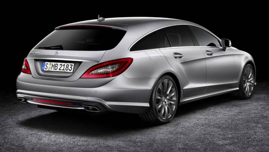 A traseira tem uma suave queda em direção às lanternas, que são iguais às do CLS sedã | <a href="https://beta-develop.quatrorodas.abril.com.br/saloes/paris/2012/mercedes-benz-cls-shooting-brake-702440.shtml" rel="migration">Leia mais</a>