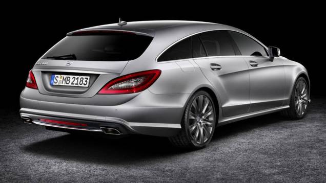 A traseira tem uma suave queda em direção às lanternas, que são iguais às do CLS sedã | <a href="https://beta-develop.quatrorodas.abril.com.br/saloes/paris/2012/mercedes-benz-cls-shooting-brake-702440.shtml" rel="migration">Leia mais</a> A traseira tem uma suave queda em direção às lanternas, que são iguais às do CLS sedã | <a href="https://beta-develop.quatrorodas.abril.com.br/saloes/paris/2012/mercedes-benz-cls-shooting-brake-702440.shtml" rel="migration">Leia mais</a>