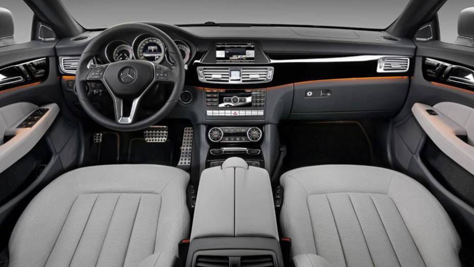 O interior preserva o (ótimo) padrão de acabamento típico da Mercedes-Benz | <a href="https://beta-develop.quatrorodas.abril.com.br/saloes/paris/2012/mercedes-benz-cls-shooting-brake-702440.shtml" rel="migration">Leia mais</a>