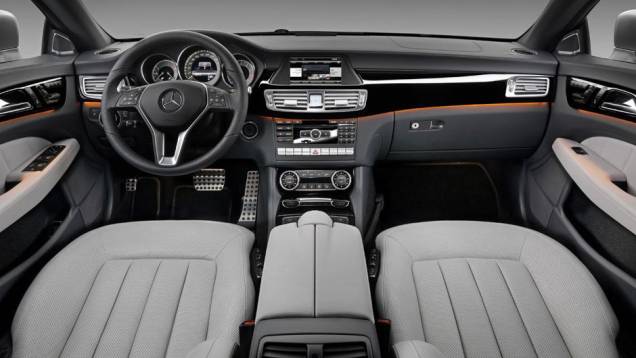 O interior preserva o (ótimo) padrão de acabamento típico da Mercedes-Benz | <a href="https://beta-develop.quatrorodas.abril.com.br/saloes/paris/2012/mercedes-benz-cls-shooting-brake-702440.shtml" rel="migration">Leia mais</a> O interior preserva o (ótimo) padrão de acabamento típico da Mercedes-Benz | <a href="https://beta-develop.quatrorodas.abril.com.br/saloes/paris/2012/mercedes-benz-cls-shooting-brake-702440.shtml" rel="migration">Leia mais</a>