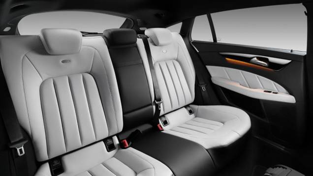 Como no cupê de quatro portas, a Shooting Brake tem quatro assentos individuais. Até há espaço para um terceiro passageiro, mas ele viajaria sem cinto de segurança | <a href="https://beta-develop.quatrorodas.abril.com.br/saloes/paris/2012/mercedes-benz-cls-shooting-brak" rel="migration"></a> Como no cupê de quatro portas, a Shooting Brake tem quatro assentos individuais. Até há espaço para um terceiro passageiro, mas ele viajaria sem cinto de segurança | <a href="https://beta-develop.quatrorodas.abril.com.br/saloes/paris/2012/mercedes-benz-cls-shooting-brak" rel="migration"></a>
