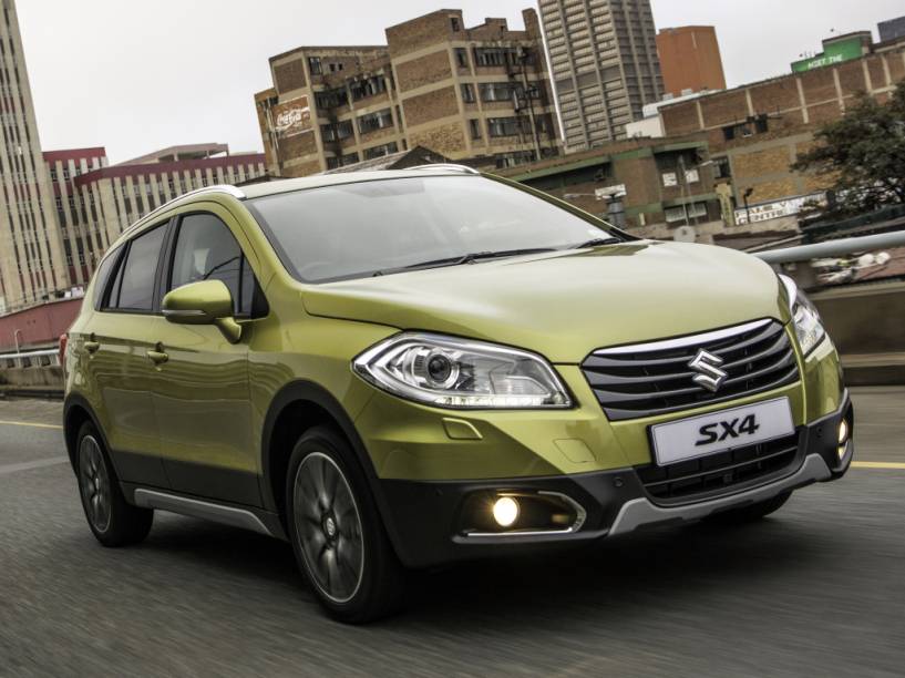 <strong>Suzuki S-Cross</strong> &ndash; Apresentado no Brasil em 2014, <a href="https://beta-develop.quatrorodas.abril.com.br/materia/suzuki-s-cross-chega-r-74-900-858040/" rel="o S-Cross foi lan&ccedil;ado oficialmente apenas este ano" target="_blank">o S-Cross foi lan&ccedil;ado oficialmente apenas este ano</a>. Sempre com motoriza&ccedil;&atilde;o 1.6 de 120 cv, o utilit&aacute;rio tem op&ccedil;&atilde;o de tra&ccedil;&atilde;o 4x4 em suas vers&otilde;es mais caras.&nbsp;