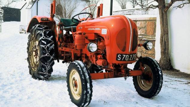 TRATOR - Produzido de 1959 a 1963, o curioso Schlepper Standard 218 era nada menos que um trator feito sob licença pela marca alemã de carros esportivos. Com motor de dois cilindros e 1.6 litro produzia eletrizantes... 25 cv. TRATOR - Produzido de 1959 a 1963, o curioso Schlepper Standard 218 era nada menos que um trator feito sob licença pela marca alemã de carros esportivos. Com motor de dois cilindros e 1.6 litro produzia eletrizantes... 25 cv.