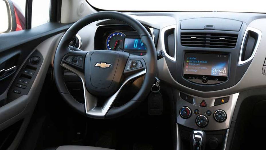 Bem acabado, o interior traz pe&ccedil;as compartilhadas com outros modelos da marca; j&aacute; a plataforma &eacute; a mesma do Sonic
