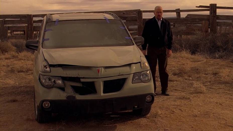 Breaking Bad (2008-2013) - Um professor qu&iacute;mica do ensino m&eacute;dio &eacute; diagnosticado com c&acirc;ncer e se torna traficante. Que melhor carro que um Pontiac Aztek para complementar a lista de infort&uacute;nios?