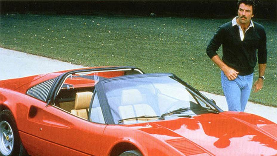 Magnum (1980-1988) - Detetive particular boa pra&ccedil;a guiando uma Ferrari 308 GTS com belas paisagens havaianas ao fundo. N&atilde;o &eacute; de se impressionar que o seriado tenha feito grande sucesso nos anos 80.