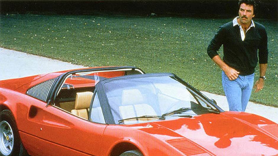 Magnum (1980-1988) - Detetive particular boa pra&ccedil;a guiando uma Ferrari 308 GTS com belas paisagens havaianas ao fundo. N&atilde;o &eacute; de se impressionar que o seriado tenha feito grande sucesso nos anos 80.